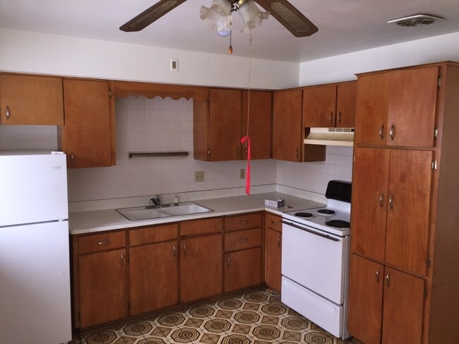 Building Photo - 926 Blackstone Ave