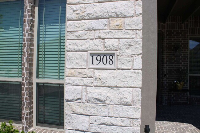 Foto del edificio - 1908 Midhurst Dr