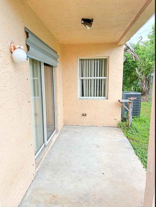 Building Photo - 647 Latona Ave