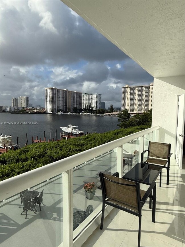 Foto del edificio - 17050 N Bay Rd