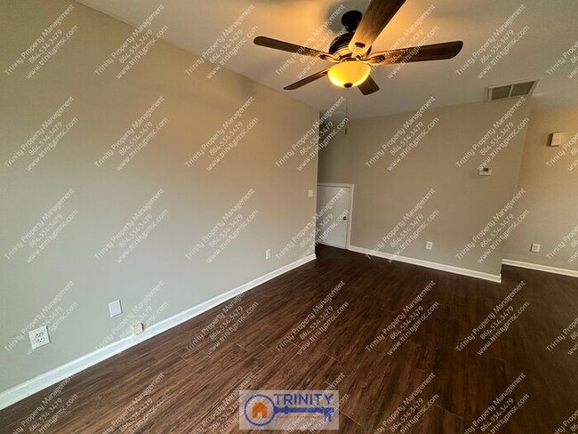 Building Photo - Completely Renovated 3 Bed/2 Bath Duplex i...