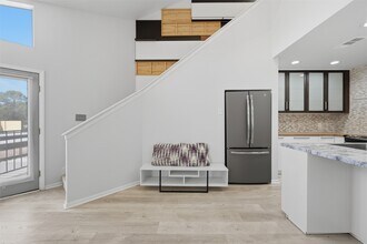 Building Photo - 10855 Meadowglen Ln