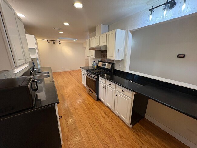 Foto del edificio - ***Just Reduced!!!*** Charming 3 bedroom, ...