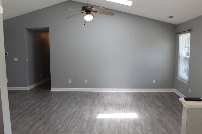Foto del edificio - 612 Woodfield Cir