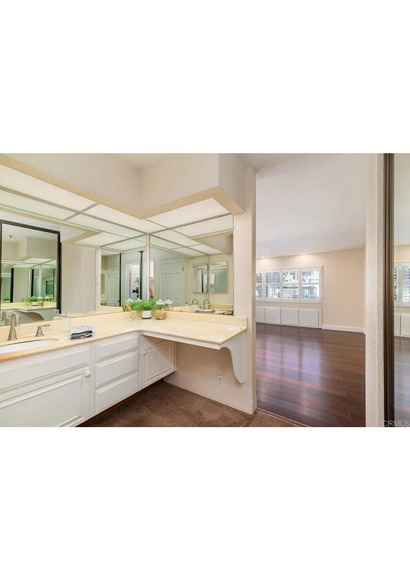 Baño principal con vista al dormitorio principal - 5705 Friars Rd