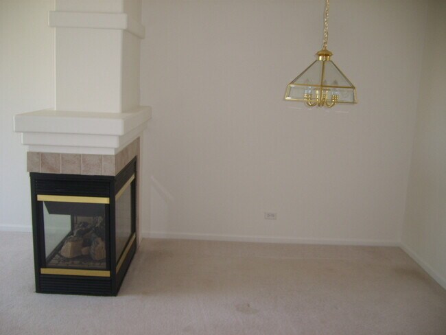 Foto del edificio - 534 Cary Woods Cir