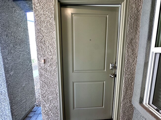 Building Photo - FURNISHED 3 BEDROOM + LOFT TOWNHOME WITH 2 CAR GARAGE