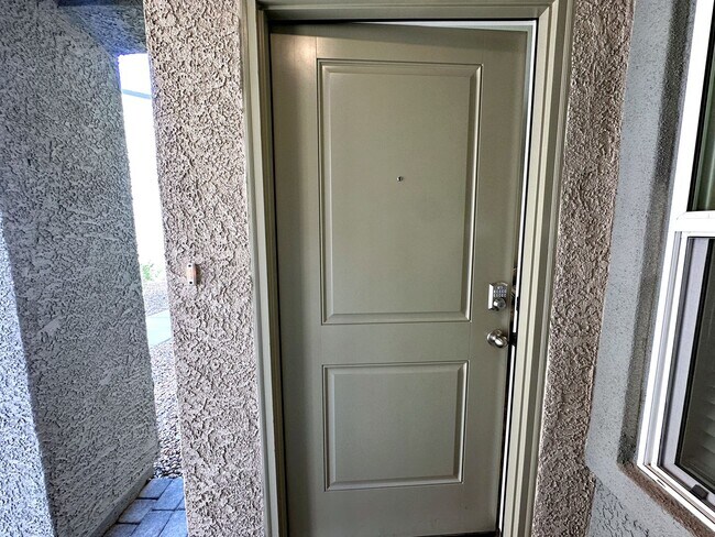 Foto del edificio - FURNISHED 3 BEDROOM + LOFT TOWNHOME WITH 2 CAR GARAGE