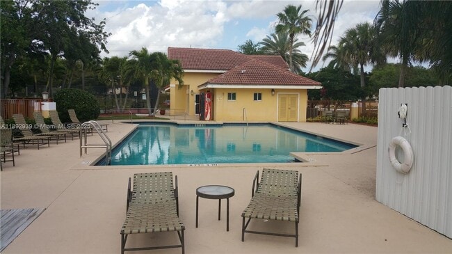 Foto del edificio - 7640 Westwood Dr