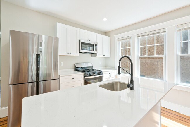 Foto del edificio - 4 Bed Gorgeous Unit Near PC / Elmhurst (Available 6/1/2026)