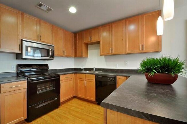 Foto del edificio - 711 W 32nd St