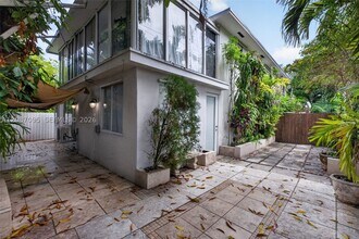 Building Photo - 1055 SW 12th St
