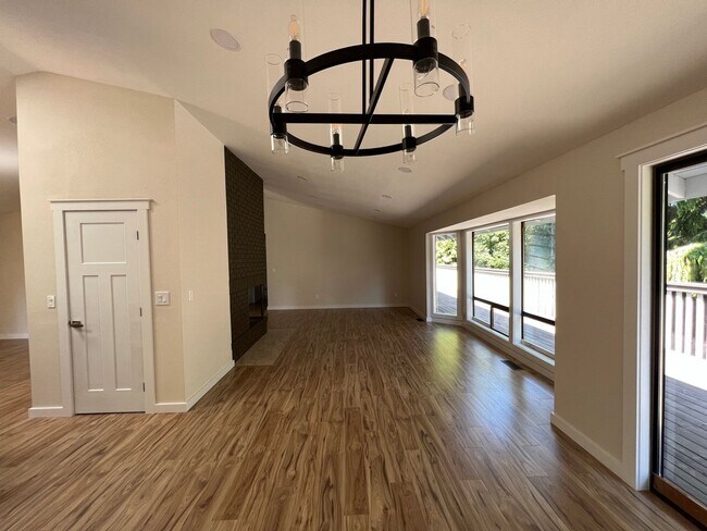 Building Photo - Spacious 5 Bedroom Home Available Now!