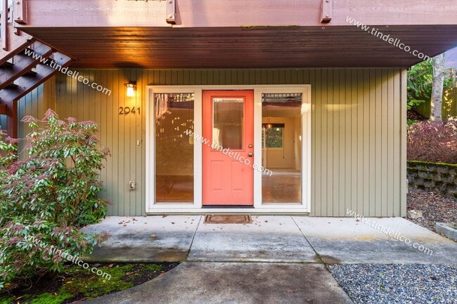 Building Photo - Cozy Multnomah Village Condo- Water, Sewer and Garbage included!