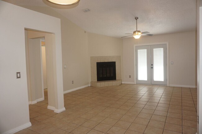Building Photo - 3 Bedroom 2 Bathroom Corner lot home