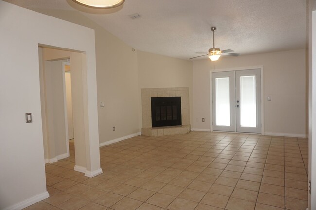 Foto del edificio - 3 Bedroom 2 Bathroom Corner lot home