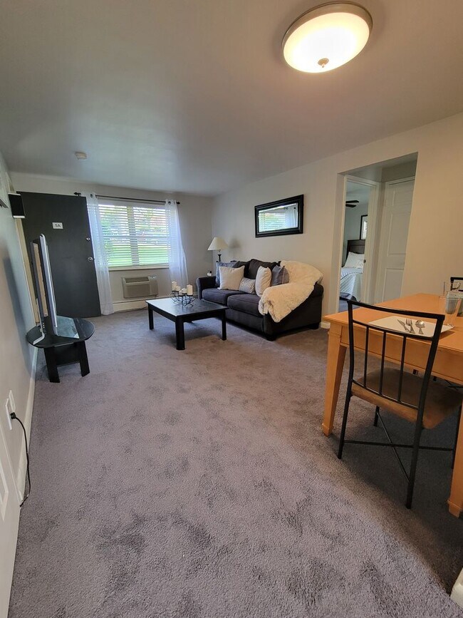 Interior Photo - Cloverleaf Village