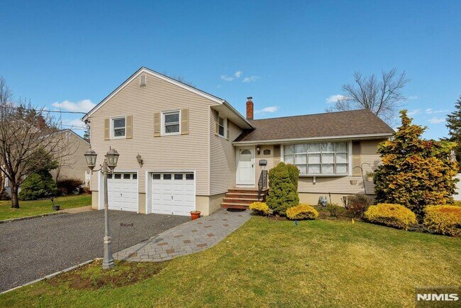 Foto del edificio - 327 Webster Dr