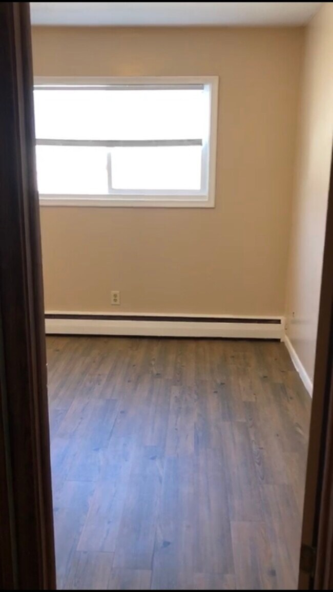 Uno de los 2 dormitorios. - 1338 East 7th St