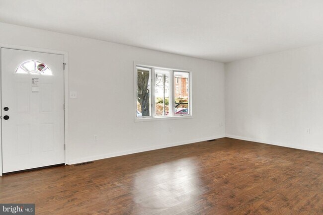 Foto del edificio - Mount Holly Springs townhome for rent