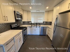 Building Photo - 526 S Tulip St