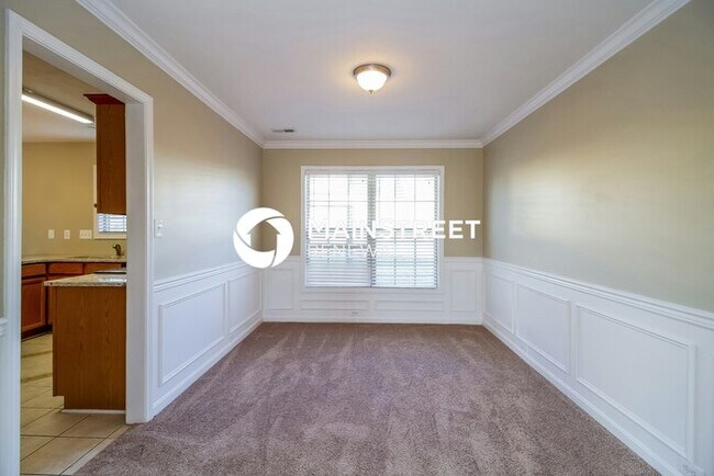 Foto del edificio - 4 Bedroom Pet-Friendly Home in Louisville, KY with Main Street Renewal
