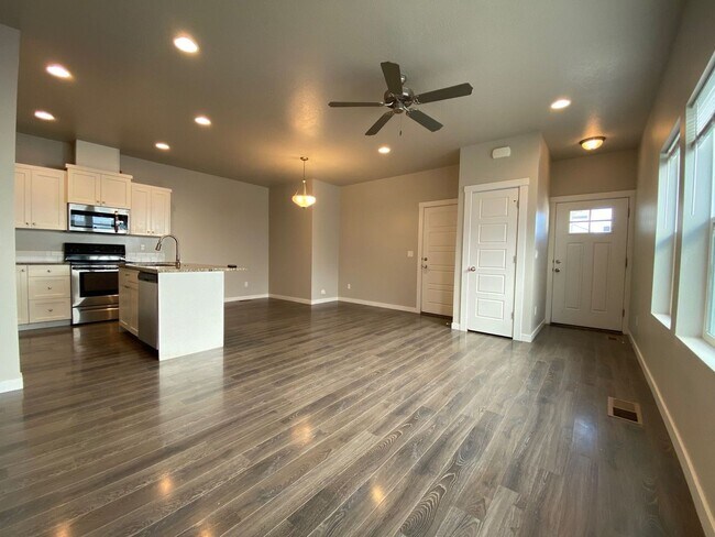 Foto del edificio - Newer Townhome