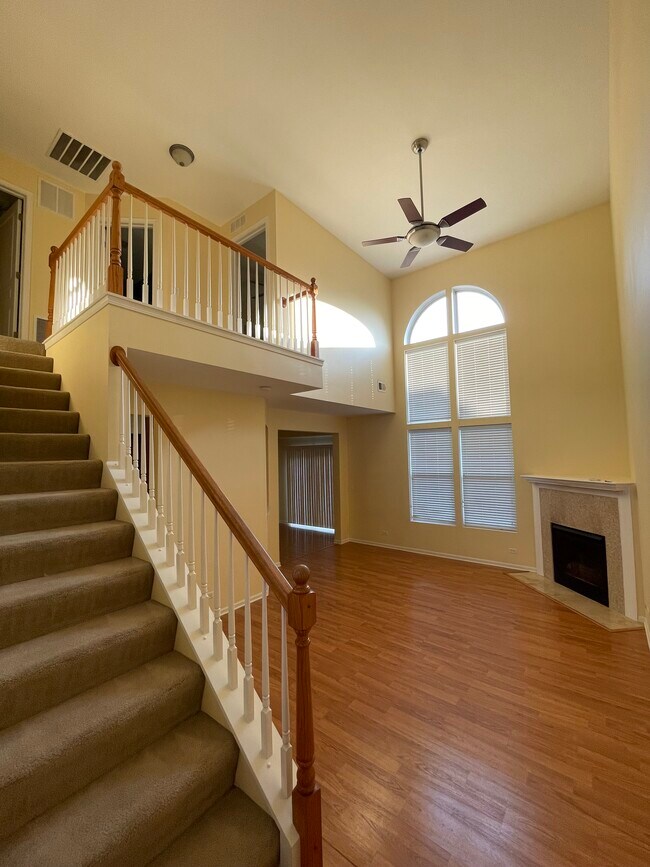 Gran sala de estar abierta con mucha luz natural. - 24825 Gates Ct