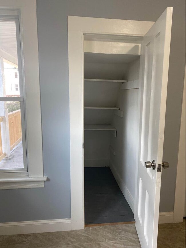 Building Photo - 395 Stanley St