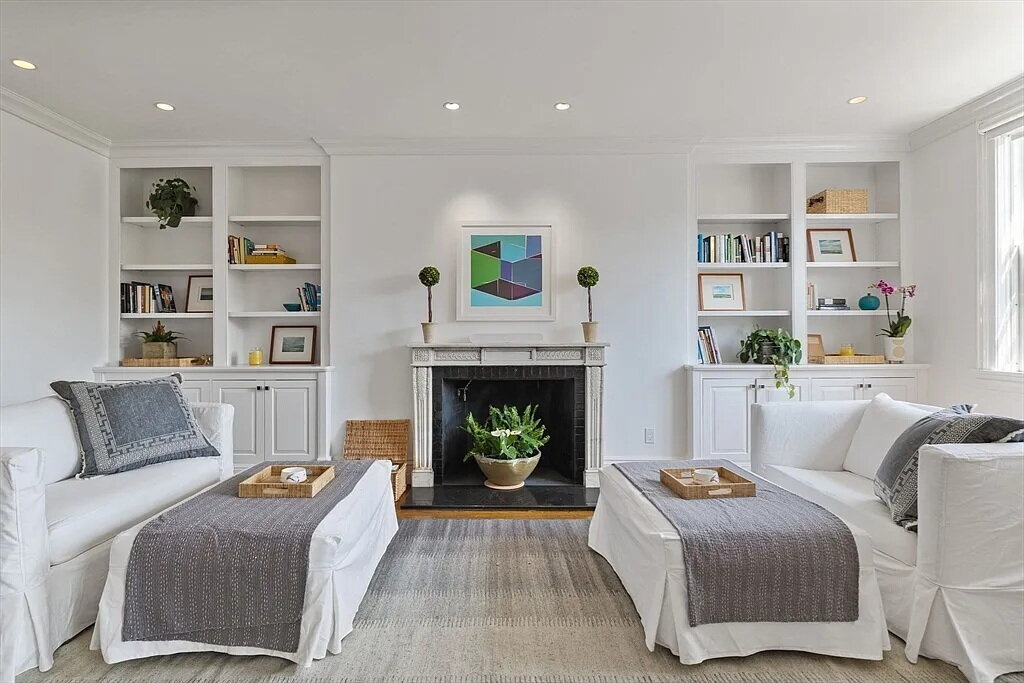 1-bedroom, 1-bathroom fully updated residence features elevator access, outdoor space, central A/... - 1-bedroom, 1-bathroom fully updated residence features elevator access, outdoor space, central A/...