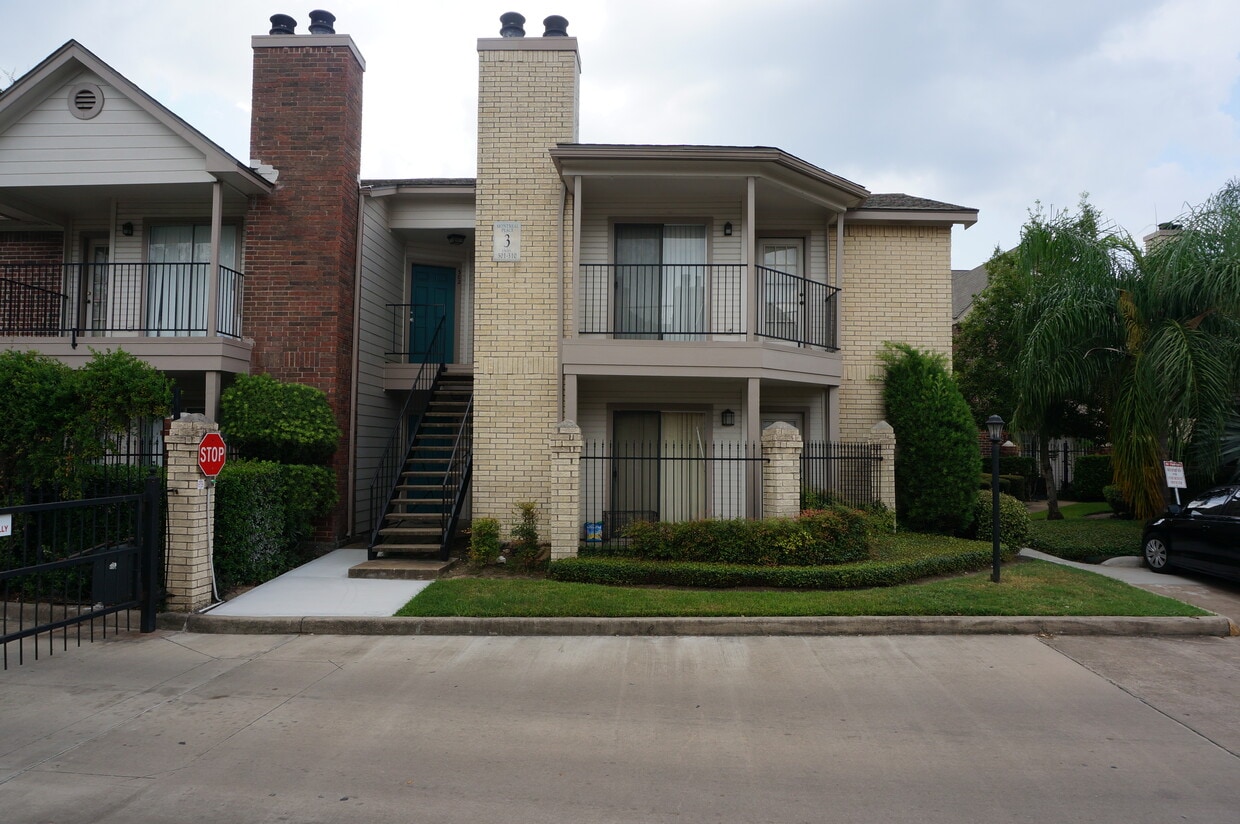 Primary Photo - 2121 Hepburn St
