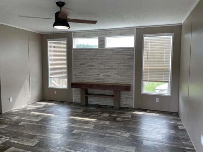 Foto del edificio - 3 BED, 2 BATH MOBILE HOME LOCATED IN THE DENTON AREA! $1,250 MONTH, $1,250 DEPOSIT.