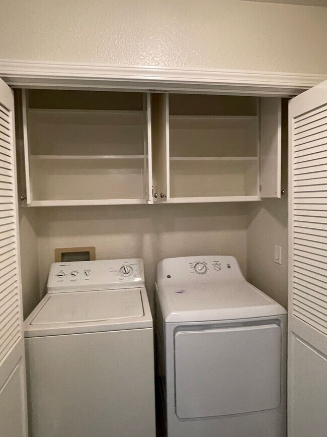 Building Photo - Chico 3 bed 2 bath Condo, Pool, Reserved Parking, upstair unit. newly refurbished