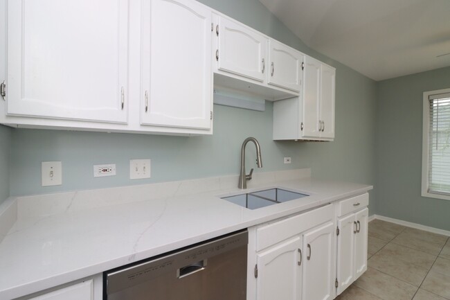 Building Photo - 1520 Commodore Ln