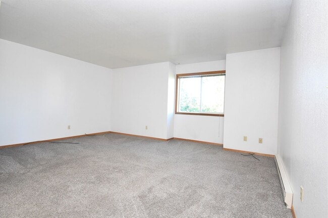 Building Photo - 2 Bed with Carport! Walk to MSU! Pet Frien...