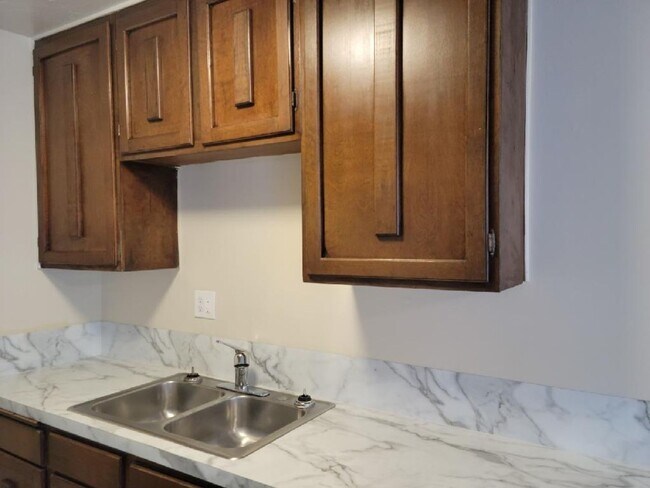 Foto del edificio - 2 Bedroom, 1 Bathroom Apartment In Canyonville.