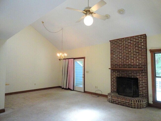 Foto del edificio - Room in House on Grove Ave