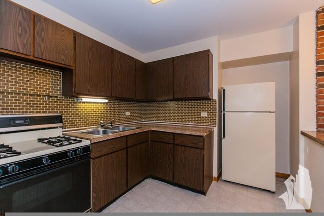 Building Photo - Wondrous 2bed with hardwood floors - Linco...