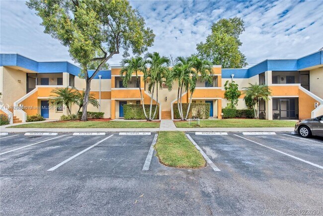 Foto del edificio - 185 Lakeview Dr