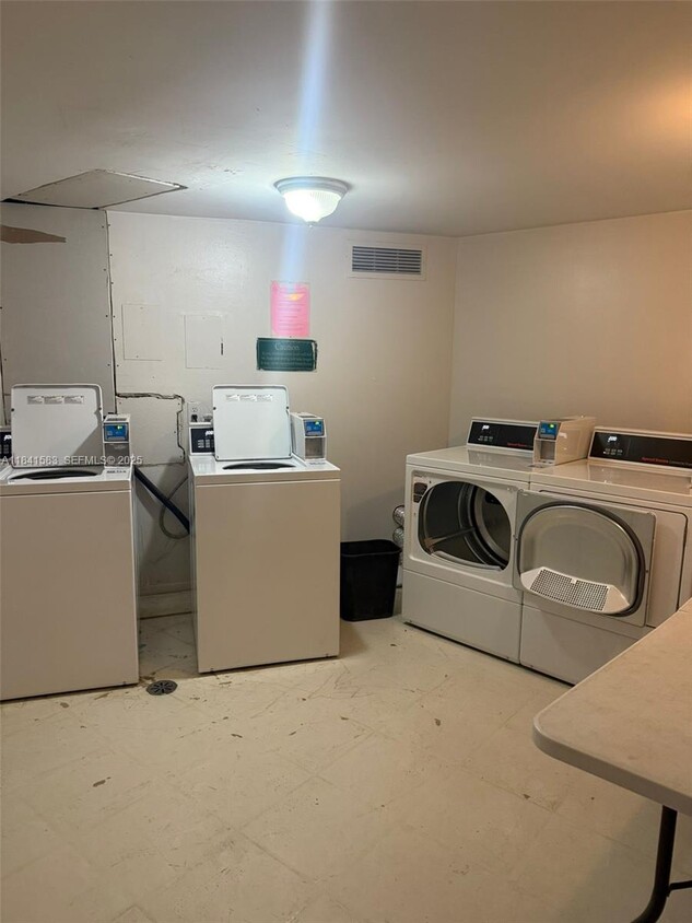 Building Photo - 2025 NE 164th St