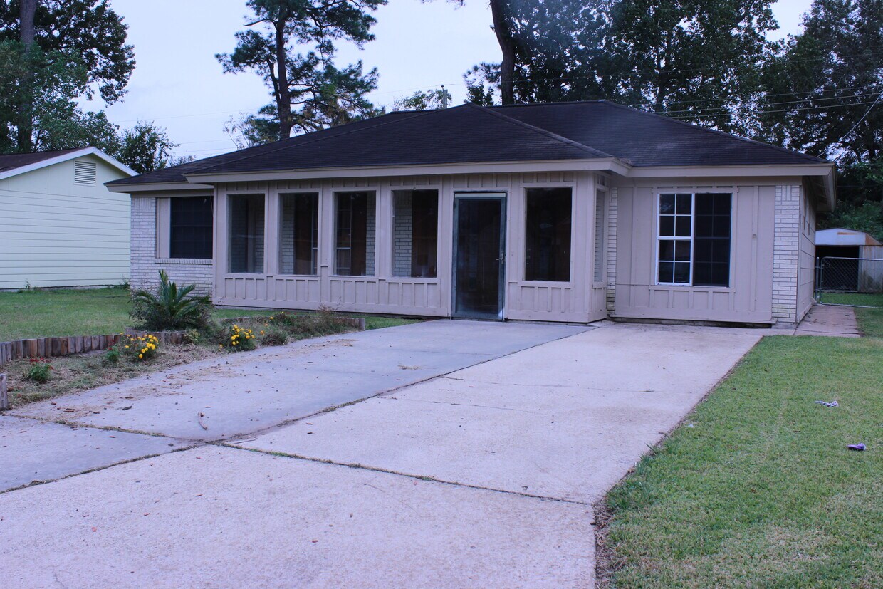 Foto del edificio - 3645 Hemlock Ln