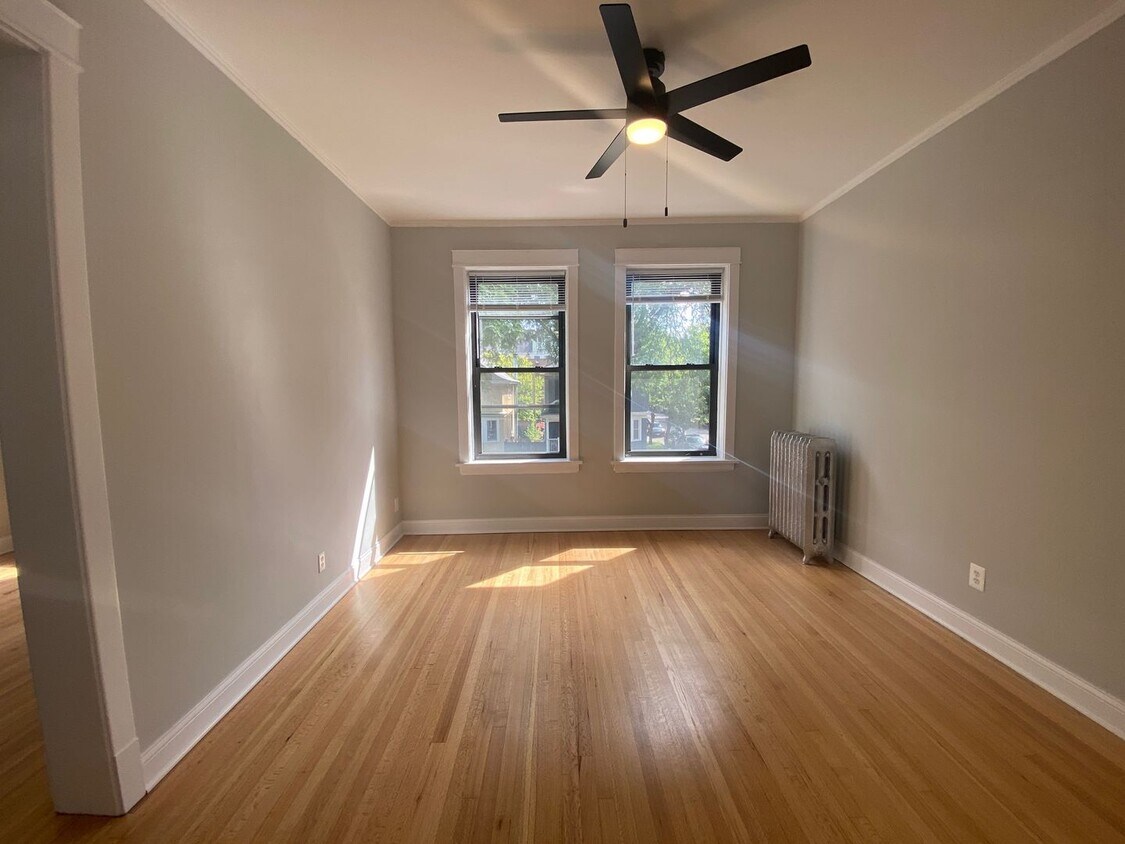 Foto principal - 1314 W Waveland Ave