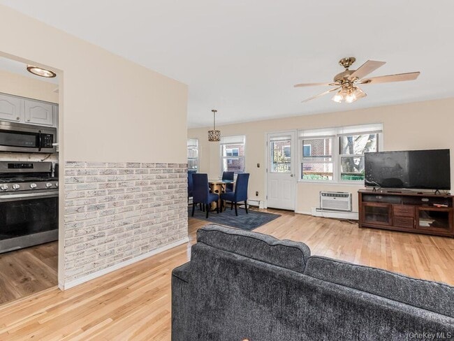 Building Photo - 380 N Broadway