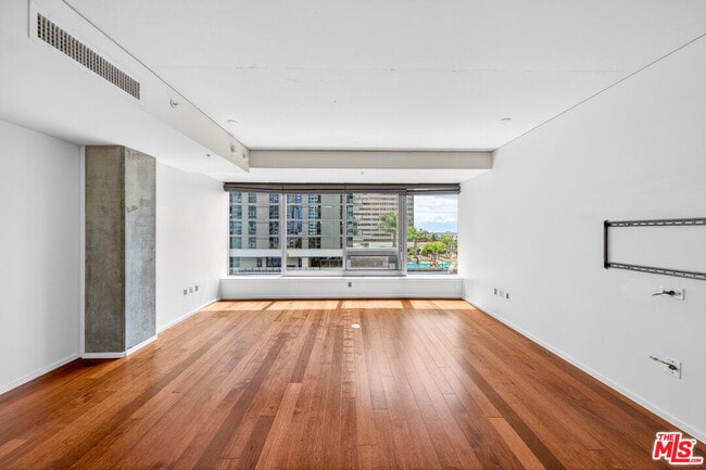 Foto del edificio - 1155 S Grand Ave