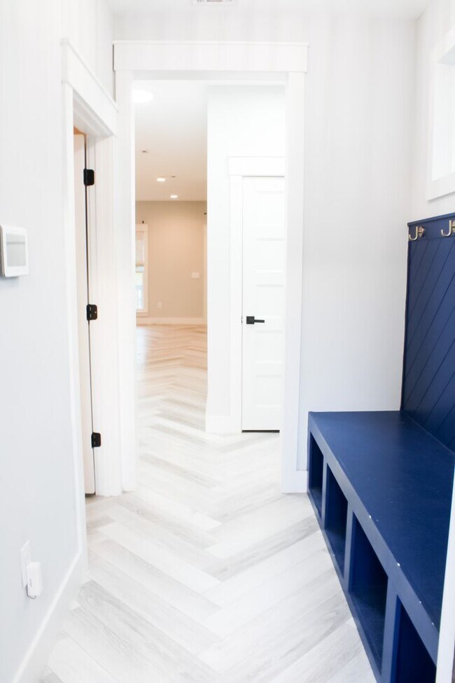 Foto del edificio - Newer Construction Home Near Downtown Pens...