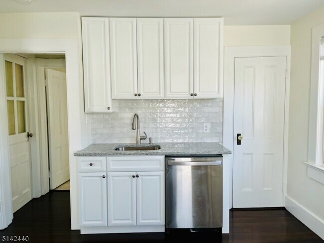 Building Photo - 75 Maple Ave