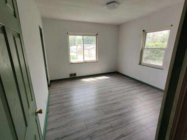 Building Photo - 530 Maple Ave