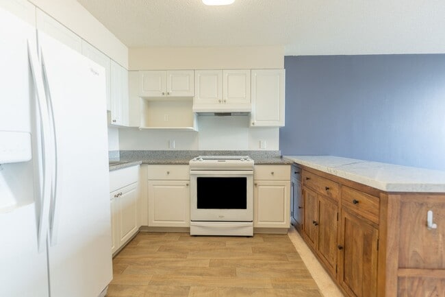 Building Photo - 1 Bdrm / 1 Bath condo with (2) AC (801 SOU...