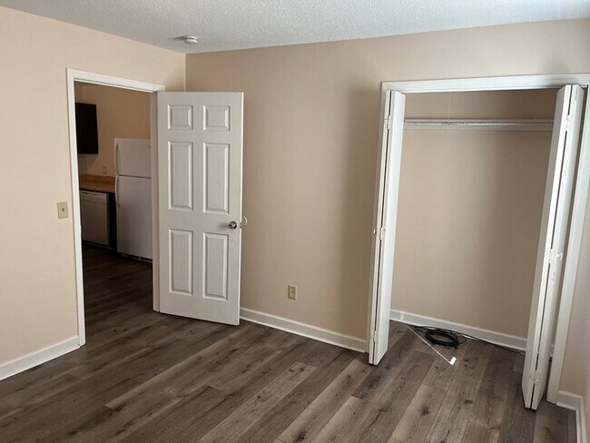 Foto del edificio - 411 Cattleman Dr NE