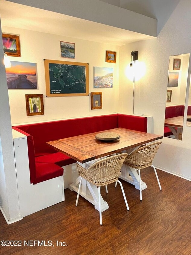 built-in dining seating - 13 Arbor Club Dr